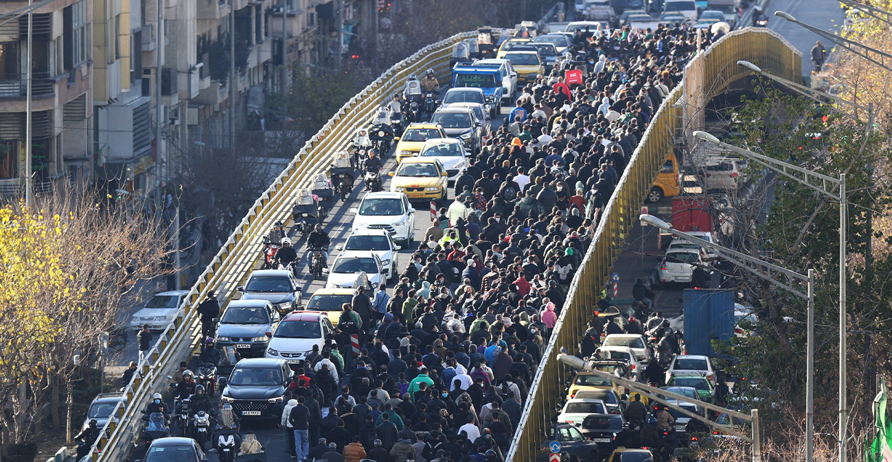 Χάος στο Ιράν: Ο λαός στους δρόμους κατά των Αγιατολάχ, τρεις νεκροί και εσωτερικές ρωγμές στο καθεστώς