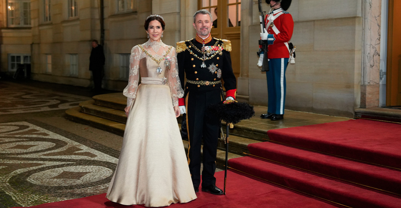 Η βασίλισσα Μαίρη εντυπωσίασε με ιστορική τιάρα στην έναρξη των πρωτοχρονιάτικων εορτασμών στη Δανία, δείτε βίντεο