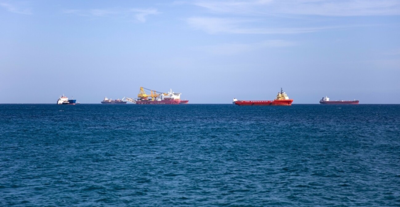 Μέση Ανατολή: Κλιμακώνεται ο κίνδυνος για τα εμπορικά πλοία, φόβοι για επιθέσεις Χούθι και εκτόξευση στα ασφάλιστρα
