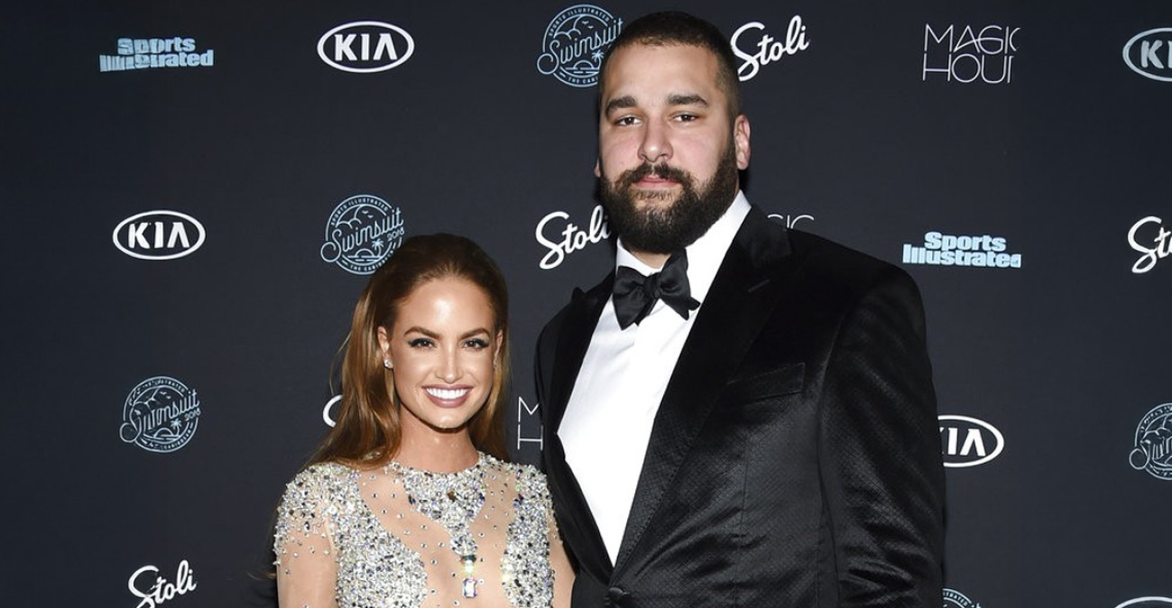 Η Χέιλι Μπέιλι δήλωσε δημόσια ότι χώρισε με παλαίμαχο σταρ του NFL λόγω του... μεγέθους του μορίου του, τώρα εκείνος την μηνύει