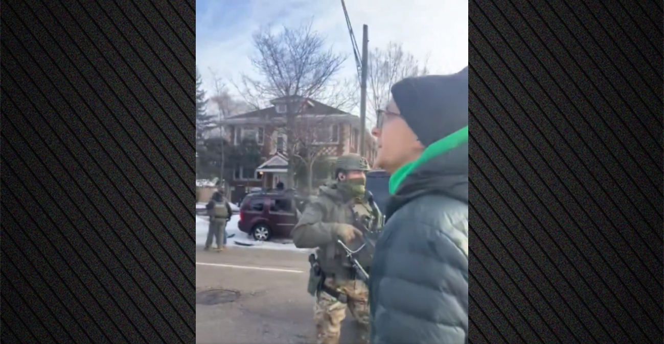 «Κάνε πίσω τώρα»: Η στιγμή που πράκτορες της ICE δεν αφήνουν γιατρό να πλησιάσει την 37χρονη που πυροβολήθηκε στη Μινεάπολη, δείτε βίντεο