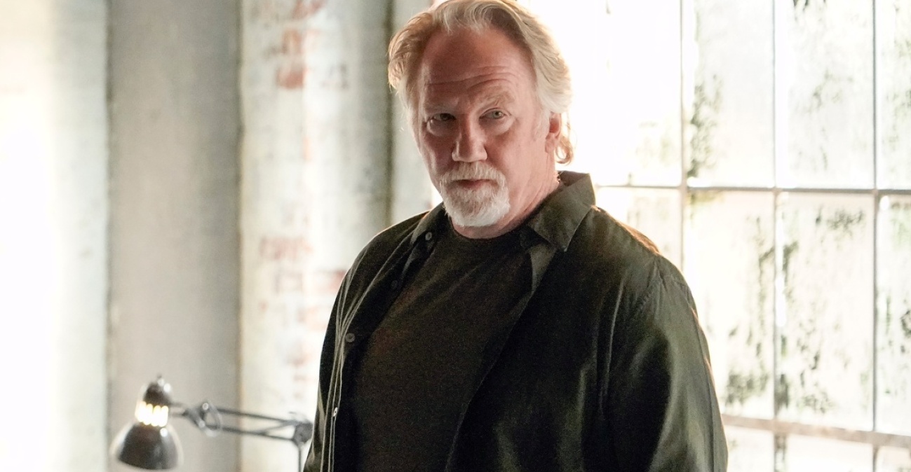 Ένταλμα σύλληψης για τον ηθοποιό του «West Wing» Τίμοθι Μπάσφιλντ για φερόμενη σεξουαλική κακοποίηση ανηλίκων