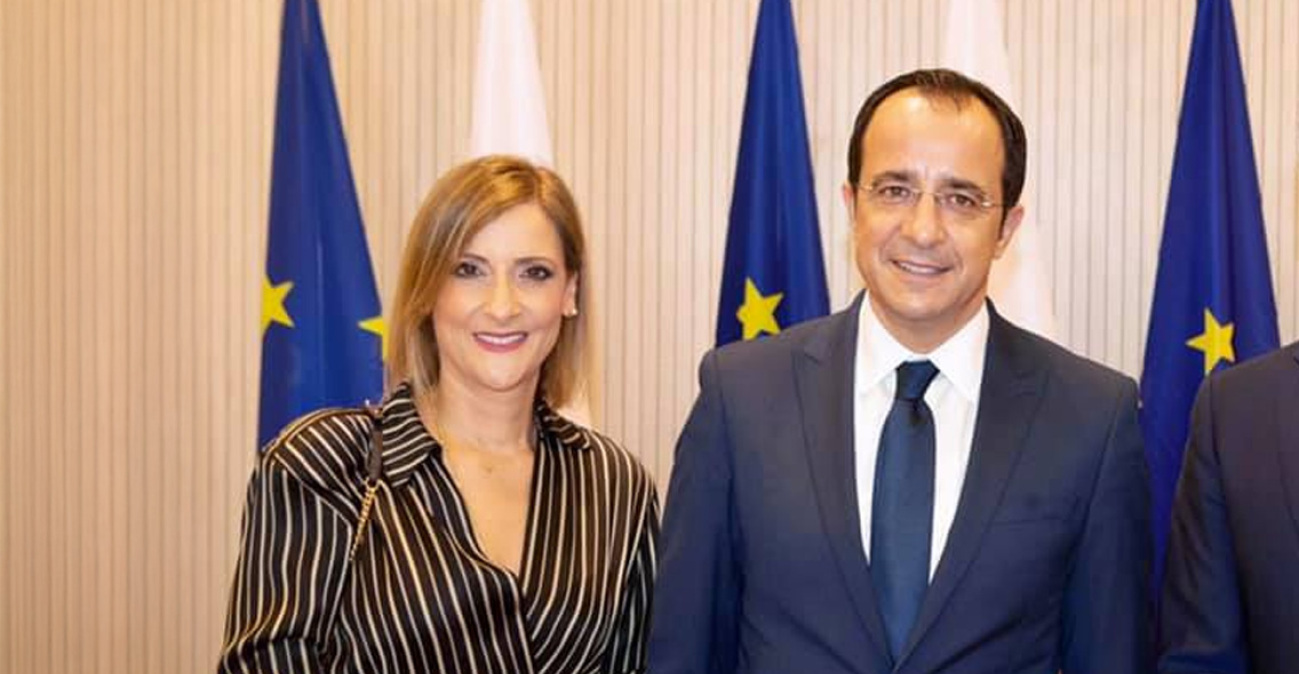 Στη σκιά του βίντεο με τις μίζες, η σύζυγος Χριστοδουλίδη παραιτείται από τον Ανεξάρτητο Φορέα Κοινωνικής Στήριξης, καταγγέλλει «ανελέητες» επιθέσεις