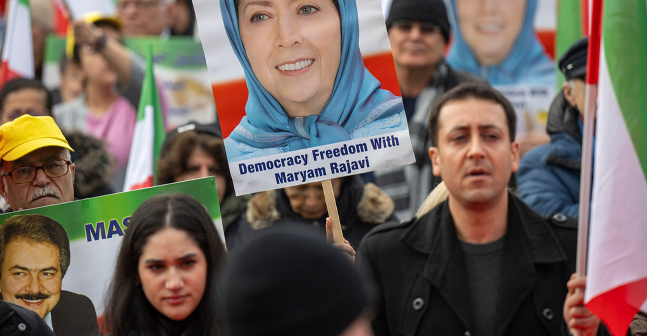 Ποια είναι η Μαριάμ Ρατζαβί που εμφανίζεται ως «έτοιμη λύση» για την επόμενη μέρα του Ιράν, το κίνημά της και η οικονομική στήριξη