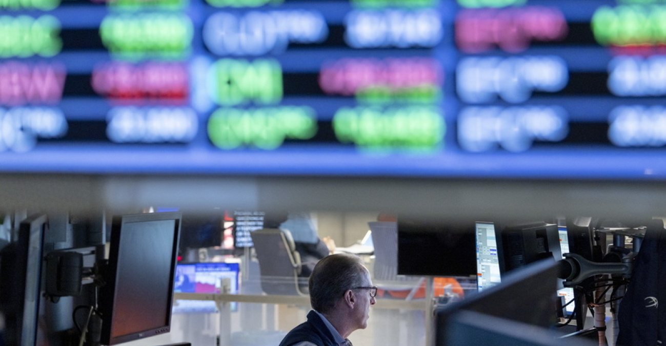 Με νέο διπλό ρεκόρ η Wall Street αποτίναξε τις απειλές Τραμπ κατά Πάουελ