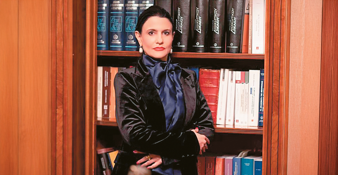 Ποια είναι η δικηγόρος Μαρία Γρατσία, το δεξί χέρι της Καρυστιανού