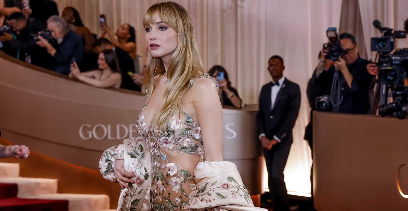 Τζένιφερ Λόρενς στις Χρυσές Σφαίρες: Με σι θρου φόρεμα έκλεψε την παράσταση στο κόκκινο χαλί