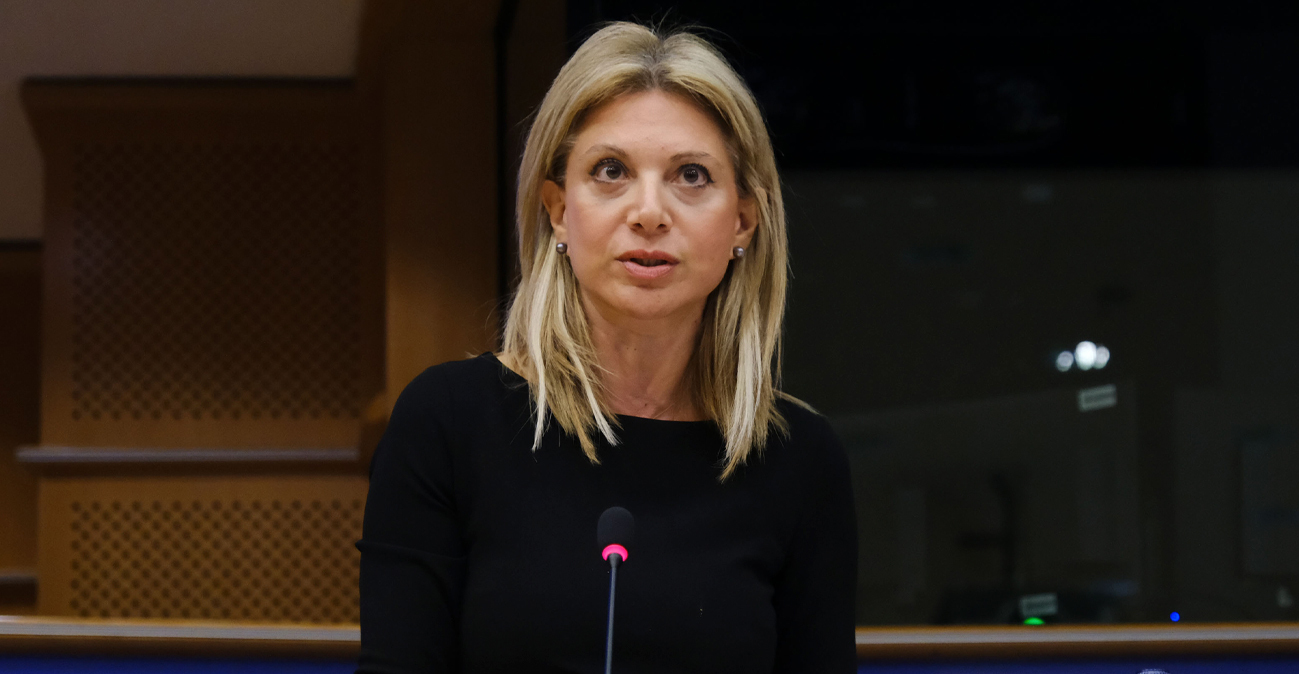 Η «πρόεδρος Μαρία» τραντάζει την αντιπολίτευση - Πυρ ομαδόν κατά Καρυστιανού, ενώ όλοι την αποθέωναν 11 μήνες πριν