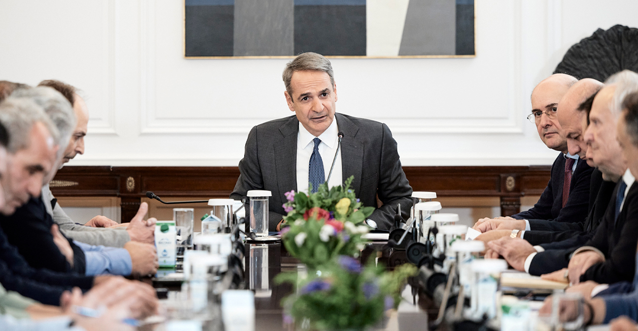 «Με τα μπλόκα δεν πάμε μακριά, θα βρούμε έξυπνες λύσεις»: Το παρασκήνιο και οι διάλογοι στη συζήτηση Μητσοτάκη με αγρότες, τι κέρδισαν