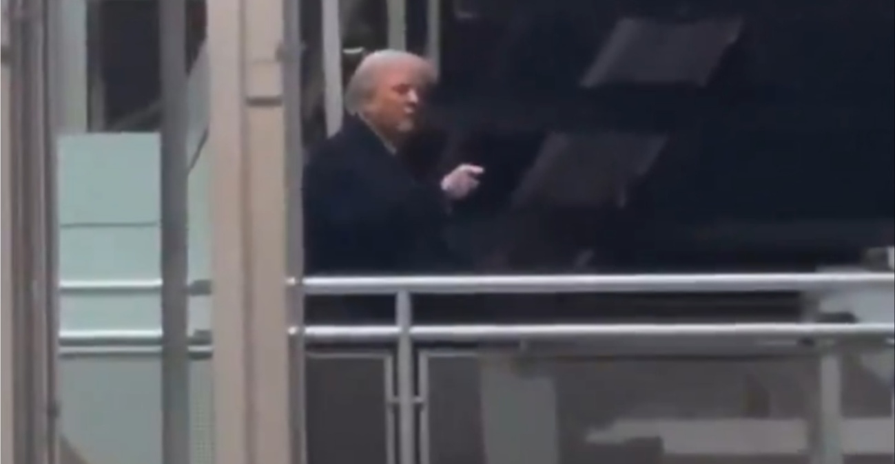 Ο Τραμπ είπε «Fuck you» και ύψωσε το μεσαίο δάχτυλο σε υπάλληλο εργοστασίου που τον αποκάλεσε «προστάτη παιδόφιλων»