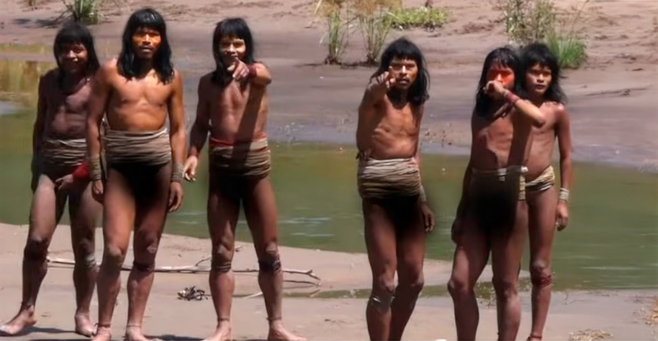 Σπάνιο βίντεο από φυλή που ζει απομονωμένη στον Αμαζόνιο - «Σκεφτόμουν από πού θα έρθει το βέλος» λέει ο περιβαλλοντολόγος που την ανακάλυψε