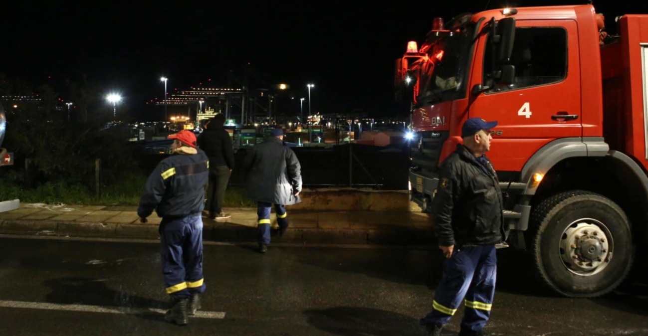Υπό μερικό έλεγχο η φωτιά στα Καζάνια Περάματος: Πιθανόν να προκλήθηκε από διαρροή καυσίμων