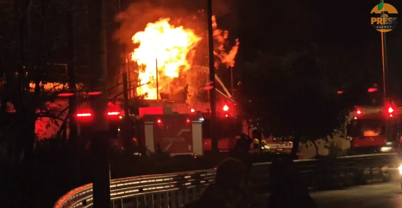 Δείτε βίντεο: Σε εξέλιξη η πυρκαγιά στα Καζάνια στο Πέραμα, 112 για τους καπνούς - Πού γίνονται εκτροπές της κυκλοφορίας