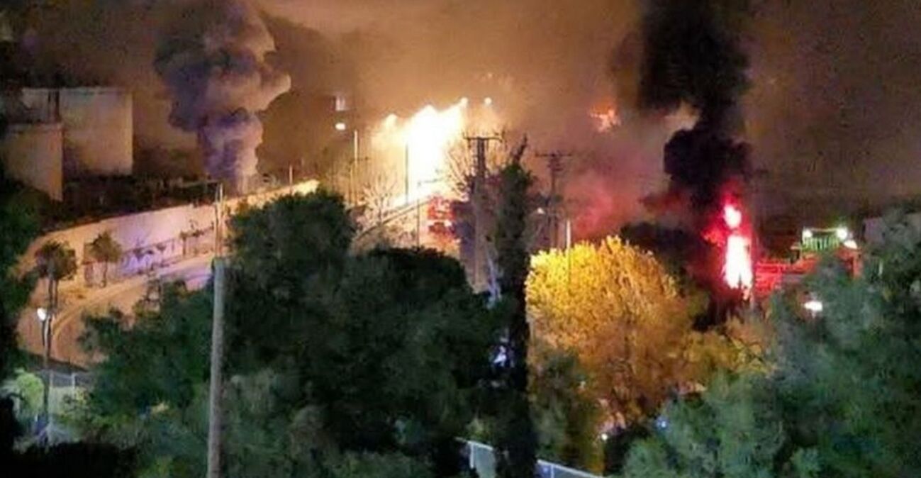 Υπό μερικό έλεγχο η φωτιά στο Πέραμα: Πιθανόν να προκλήθηκε από διαρροή καυσίμων - 112 και έκκληση να παραμείνουν στα σπίτια τους οι πολίτες