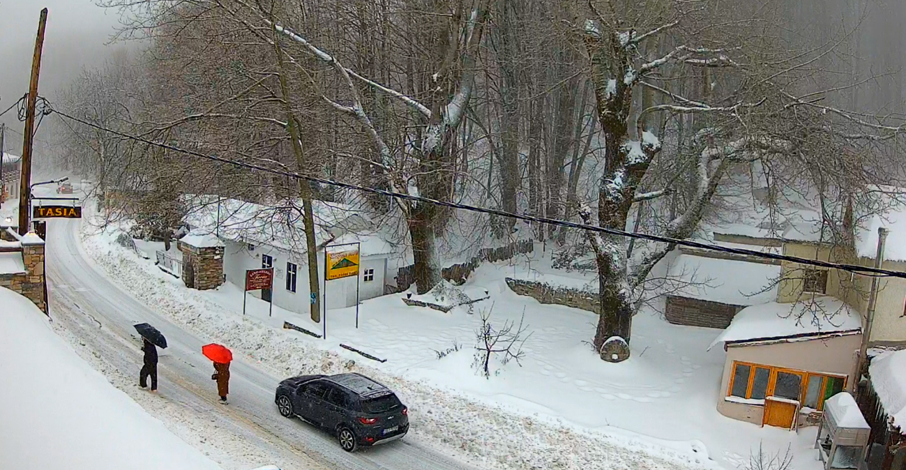 Χιόνια και χαμηλές θερμοκρασίες σε Πήλιο, ορεινή Φθιώτιδα, Καλάβρυτα και Τρίκαλα Κορινθίας, δείτε βίντεο 