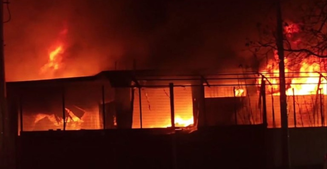 Μεγάλη πυρκαγιά σε εργοστάσιο πλαστικών στο Μενίδι: Ήχησε 112 στην περιοχή, δείτε βίντεο