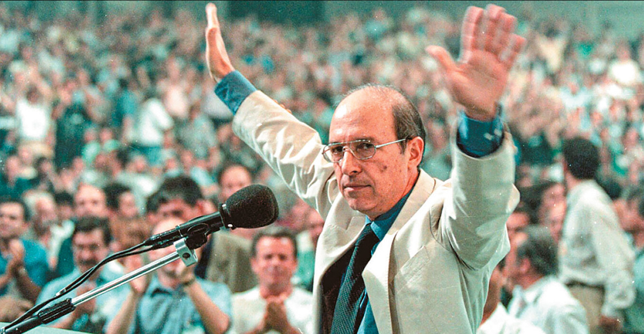 Σημίτης, ανέκδοτες ιστορίες και παρασκήνιο 30 χρόνια μετά: Πώς κατάφερε να κερδίσει τη μάχη της διαδοχής του Ανδρέα Παπανδρέου 