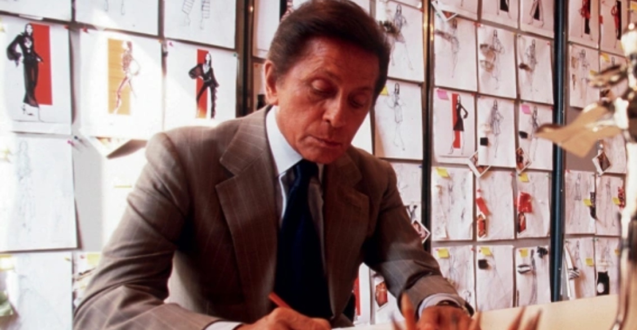 Ο Βαλεντίνο λάτρεψε τις γυναίκες και τις έντυσε σε εκθαμβωτικό κόκκινο: Η ζωή και η καριέρα του, πώς τον έκανε διάσημο η Τζάκι Κένεντι