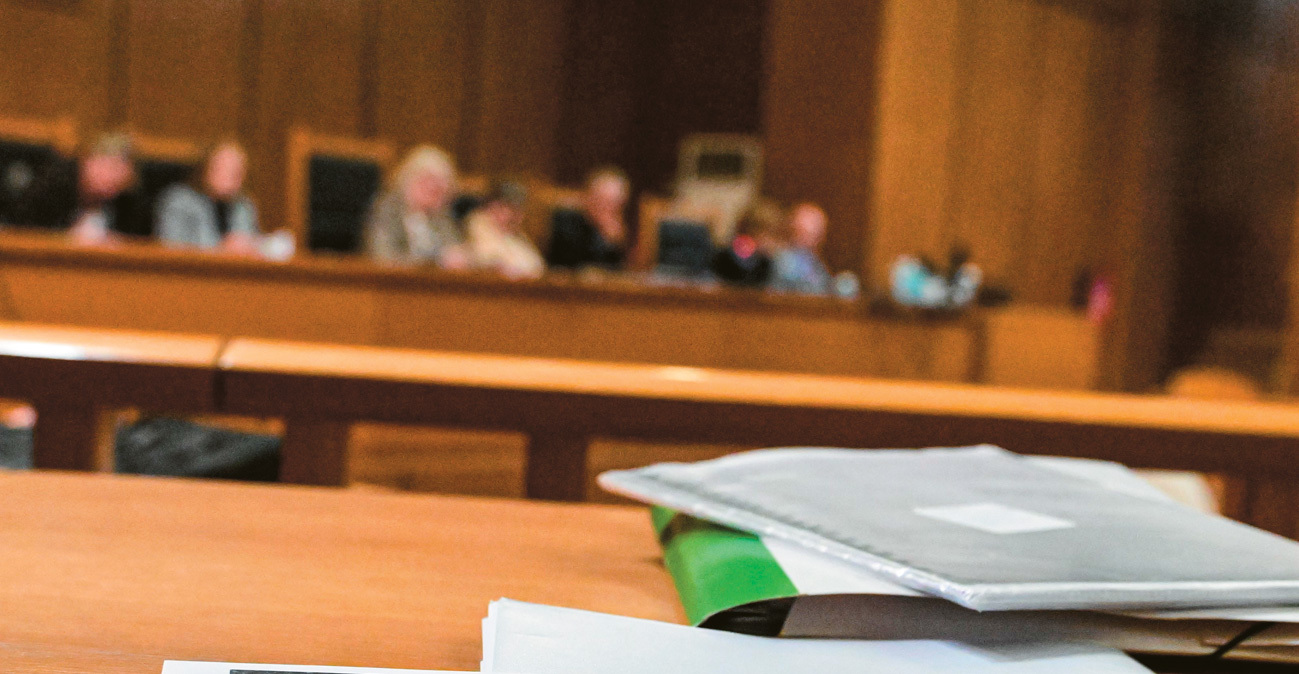 Δικηγόρος εξαπατούσε ιδιοκτήτες «κόκκινων» ακινήτων με ψεύτικες δικαστικές αποφάσεις, όλη η δικογραφία