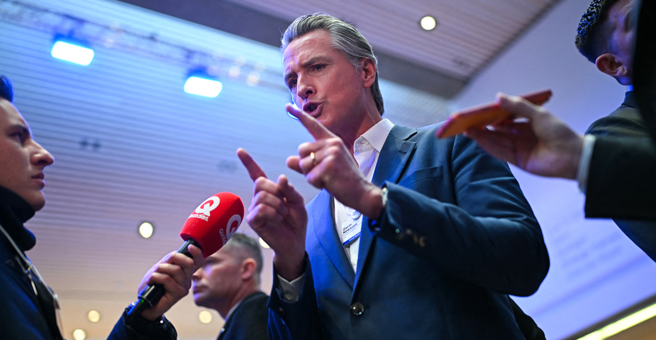 Επίθεση στους Ευρωπαίους από τον κυβερνήτη της Καλιφόρνιας: Αξιοθρήνητη η στάση τους απέναντι στον Τραμπ, έπρεπε να τους είχα φέρει επιγονατίδες