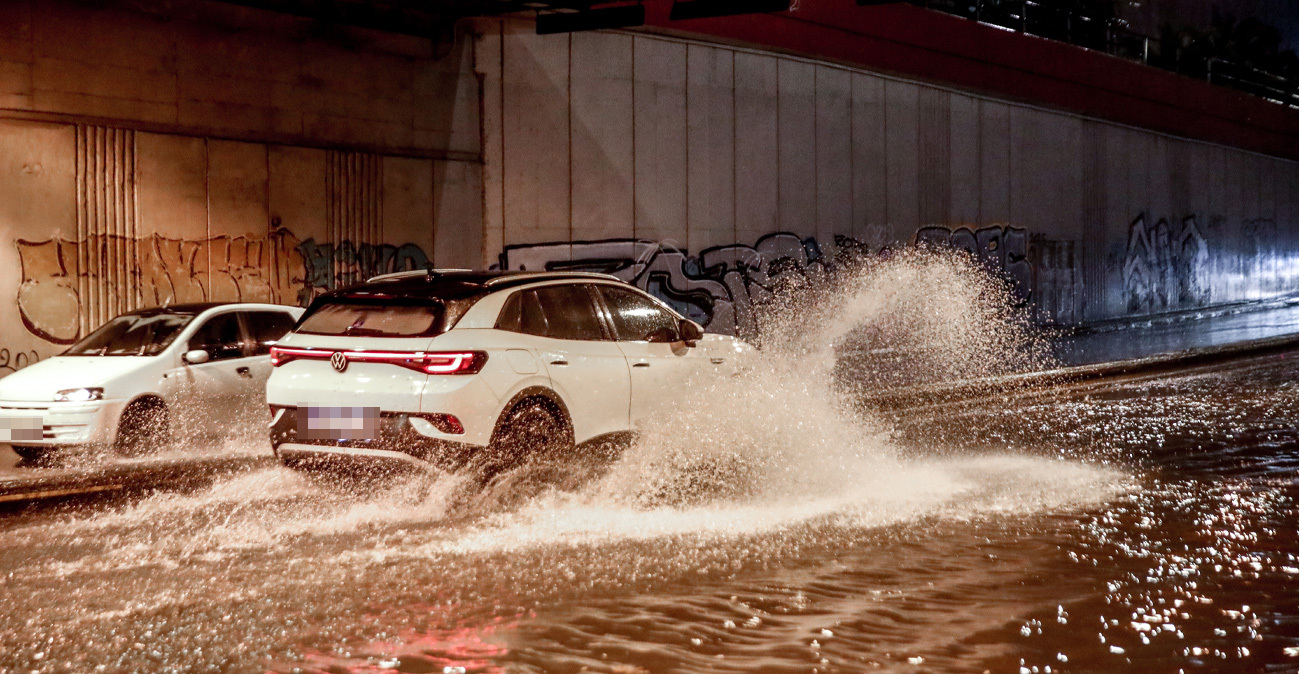 Σαρώνει η κακοκαιρία την Αττική: Πλημμύρισαν δρόμοι, υπερχείλισαν ρέματα, «βούλιαξαν» αυτοκίνητα, προβλήματα σε Τραμ και Ηλεκτρικό 