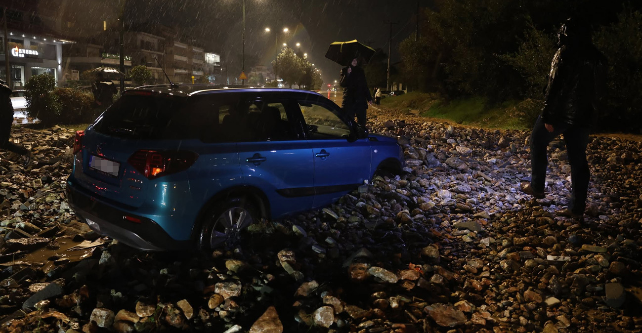 Δύσκολη νύχτα στην Αττική: 112 για υπερχείλιση του ρέματος στη Ραφήνα, απομάκρυνση κατοίκων - Πλημμύρισαν δρόμοι, «βούλιαξαν» αυτοκίνητα