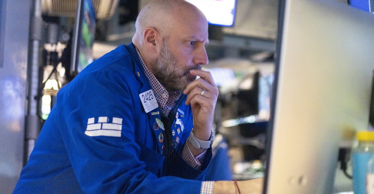 Wall Street: Νευρικό φινάλε της εβδομάδας με στήριξη από την τεχνολογία