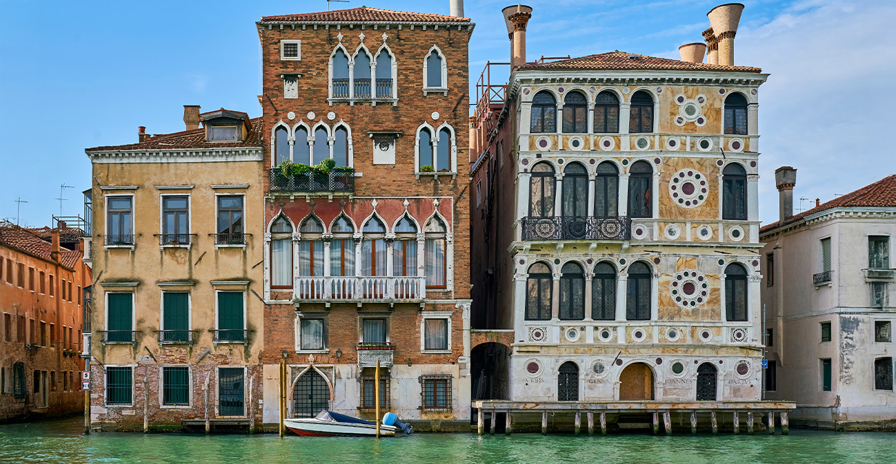 Το «στοιχειωμένο» παλάτι της Βενετίας των €17 εκατ. που κανείς δεν αγοράζει: Δολοφονίες, αυτοκτονίες και το συγκρότημα The Who, δείτε φωτογραφίες