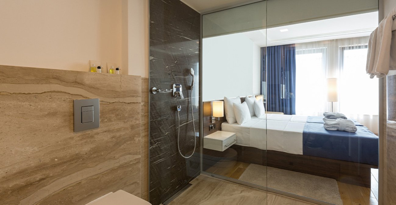 «Φέρτε πίσω τις πόρτες!»: Κίνημα κατά των ξενοδοχείων που έχουν γυάλινους τοίχους σε μπάνια και τουαλέτες