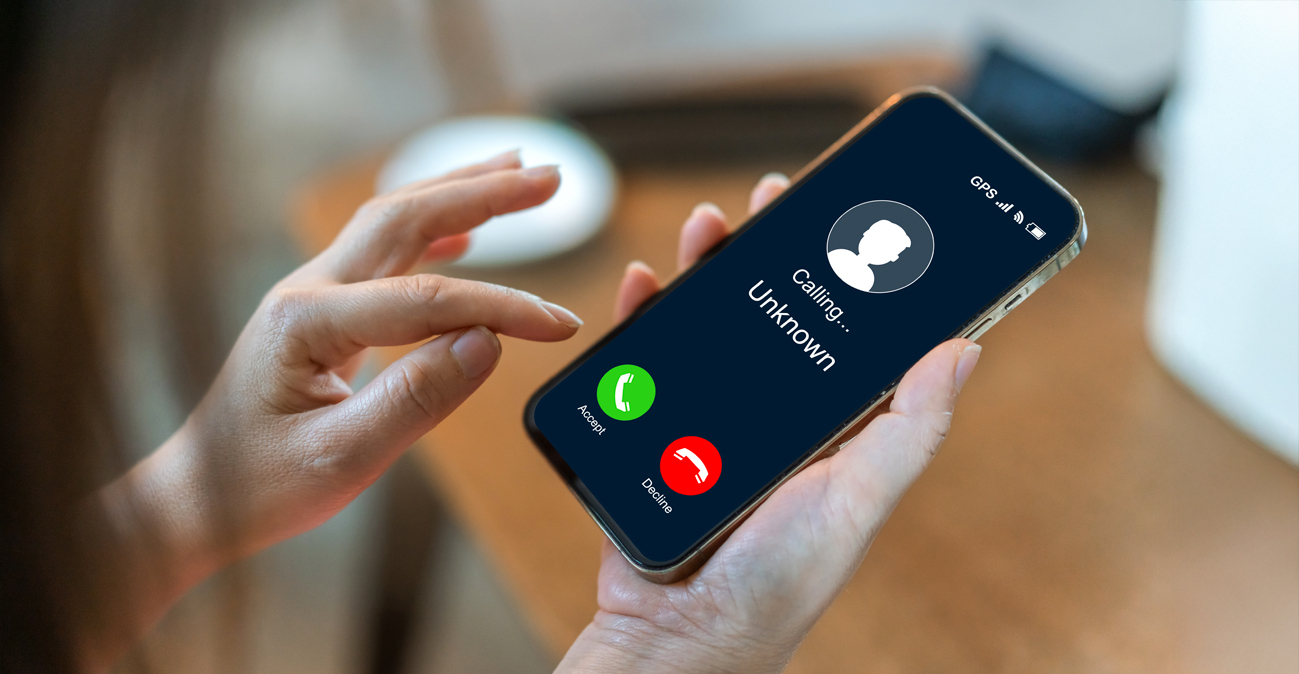 «Άνοιξε θεία, από τη ΔΕΗ είμαστε»: Πώς ψαρεύουν προσωπικά δεδομένα και τηλέφωνα οι συμμορίες της απάτης