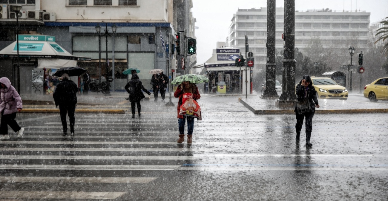 Καιρός: Επιδείνωση από τα δυτικά με ανεμοστρόβιλο στην Κέρκυρα και πλημμύρες στην Κεφαλονιά, πότε επηρεάζεται η Αττική