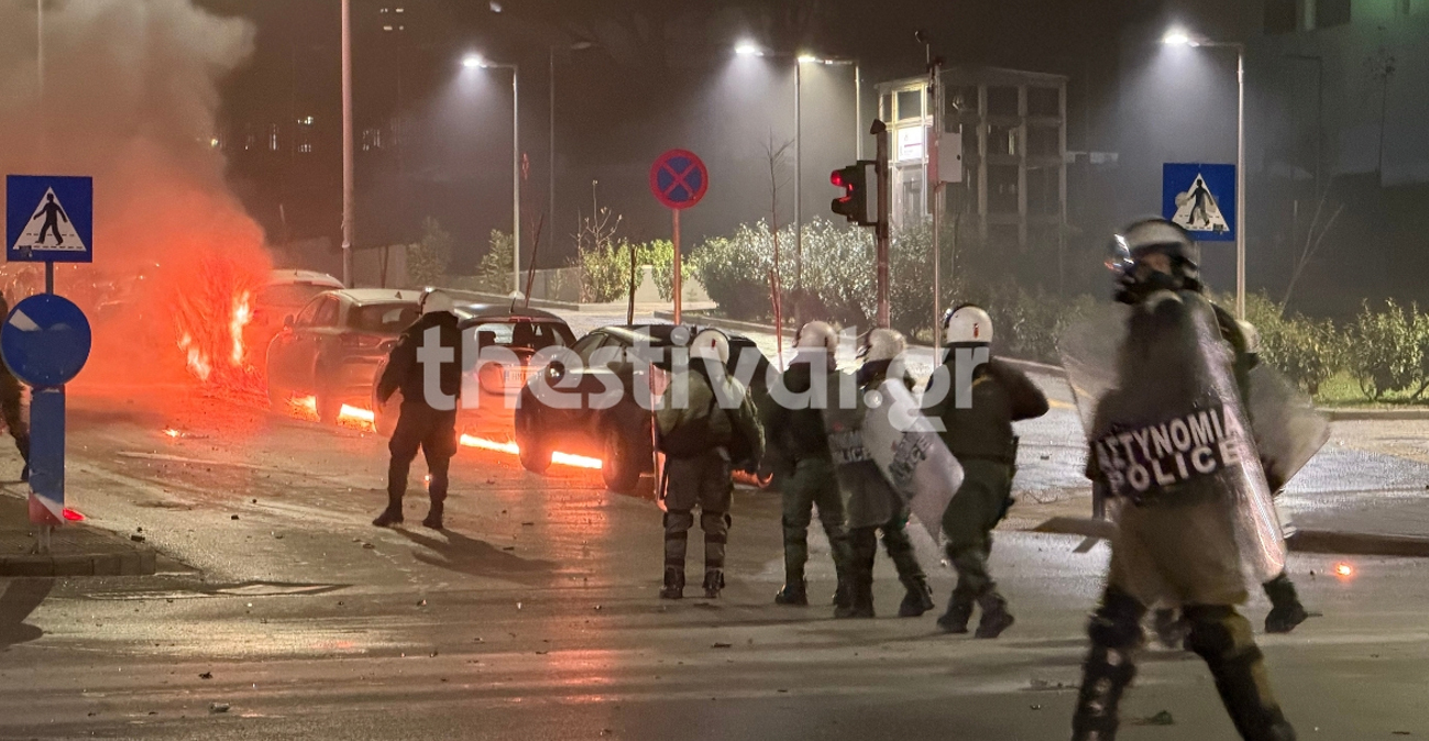 Πεδίο μάχης το ΑΠΘ με δεκάδες μολότοφ και δακρυγόνα: 309 προσαγωγές μετά τα σοβαρά επεισόδια, αστυνομικός στο νοσοκομείο με εγκαύματα