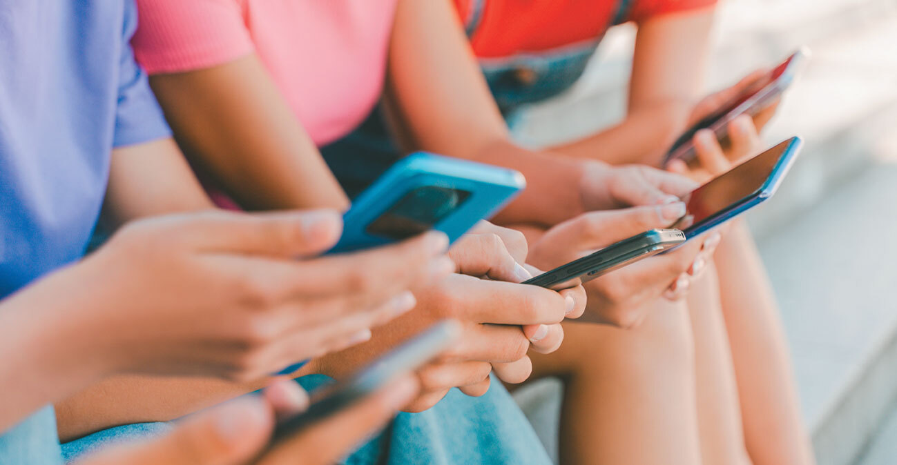 «Ξεκολλήστε από το κινητό»: Έρχεται νόμος που θα απαγορεύει τη χρήση social media για παιδιά έως 15 ετών