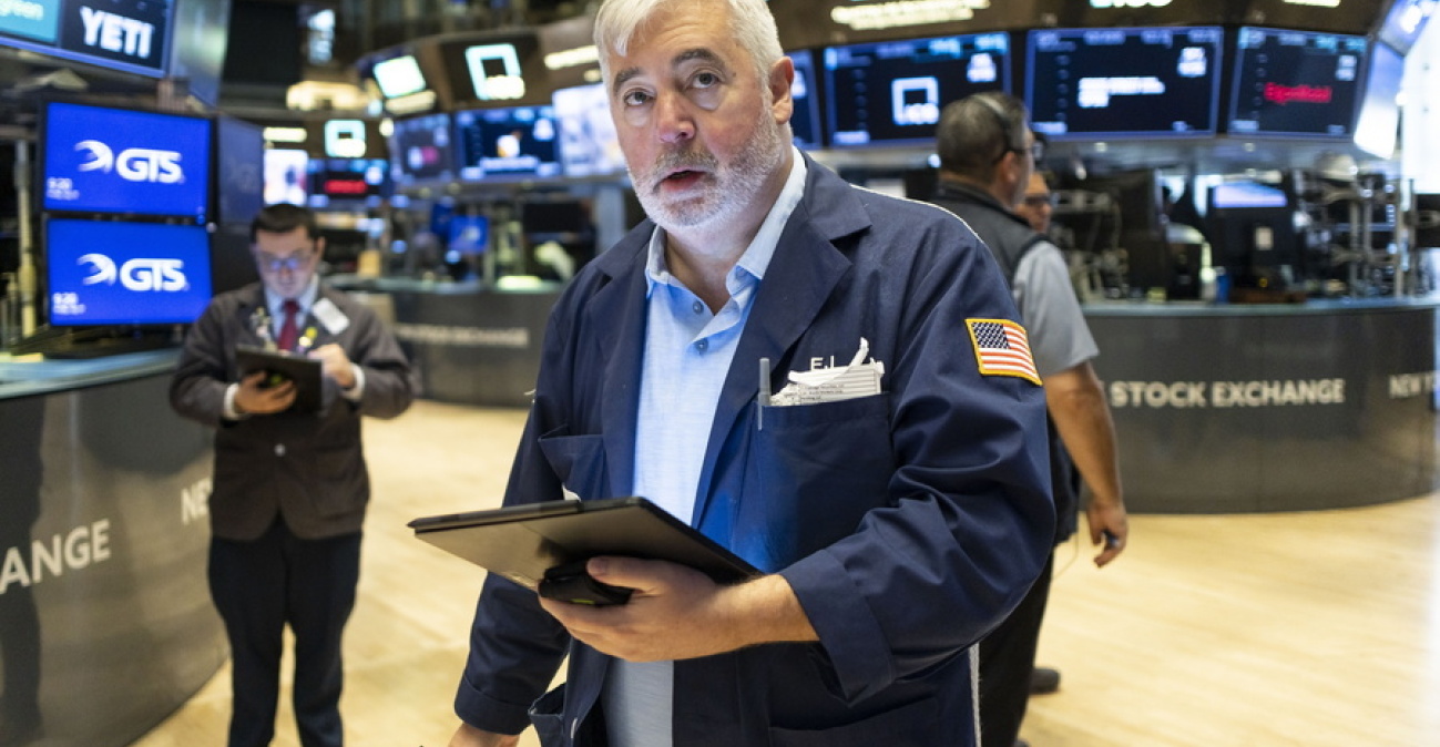 Wall Street: Στο πράσινο οι δείκτες μετά την ακύρωση των δασμών Τραμπ και παρά το αδύναμο ΑΕΠ