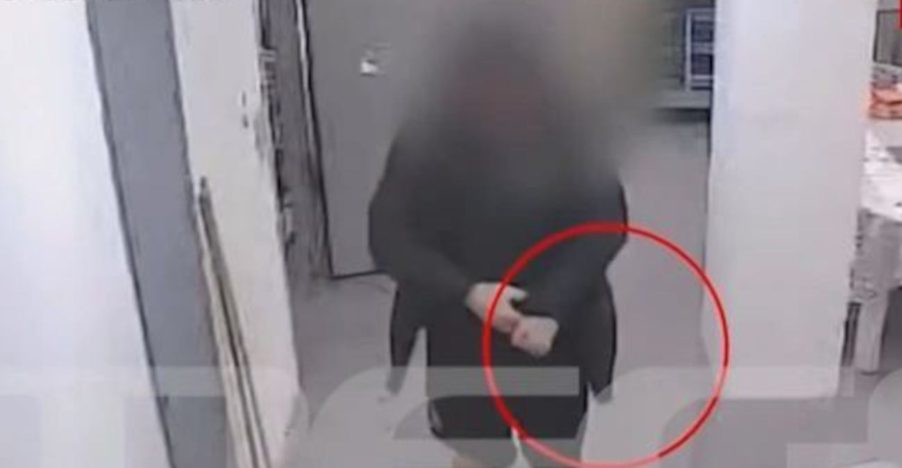 Ο Βούλγαρος δολοφόνος κάνει βόλτες μαζί με τον αρχιφύλακα λίγο πριν σκοτώσει τον ισοβίτη στις φυλακές Δομοκού: Δείτε βίντεο ντοκουμέντο 