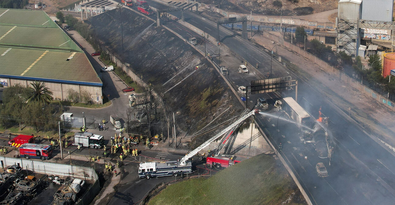 Η στιγμή της ανατροπής και της έκρηξης του φορτηγού που μετέφερε υγροποιημένο αέριο στη Χιλή, δείτε βίντεο