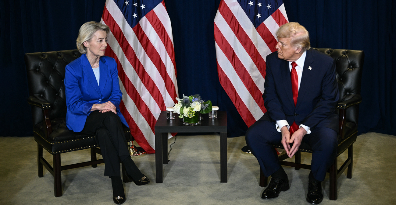 Politico: Ο Τραμπ απειλεί με αντίποινα την Ευρώπη αν δεν αγοράζει και αμερικανικά όπλα