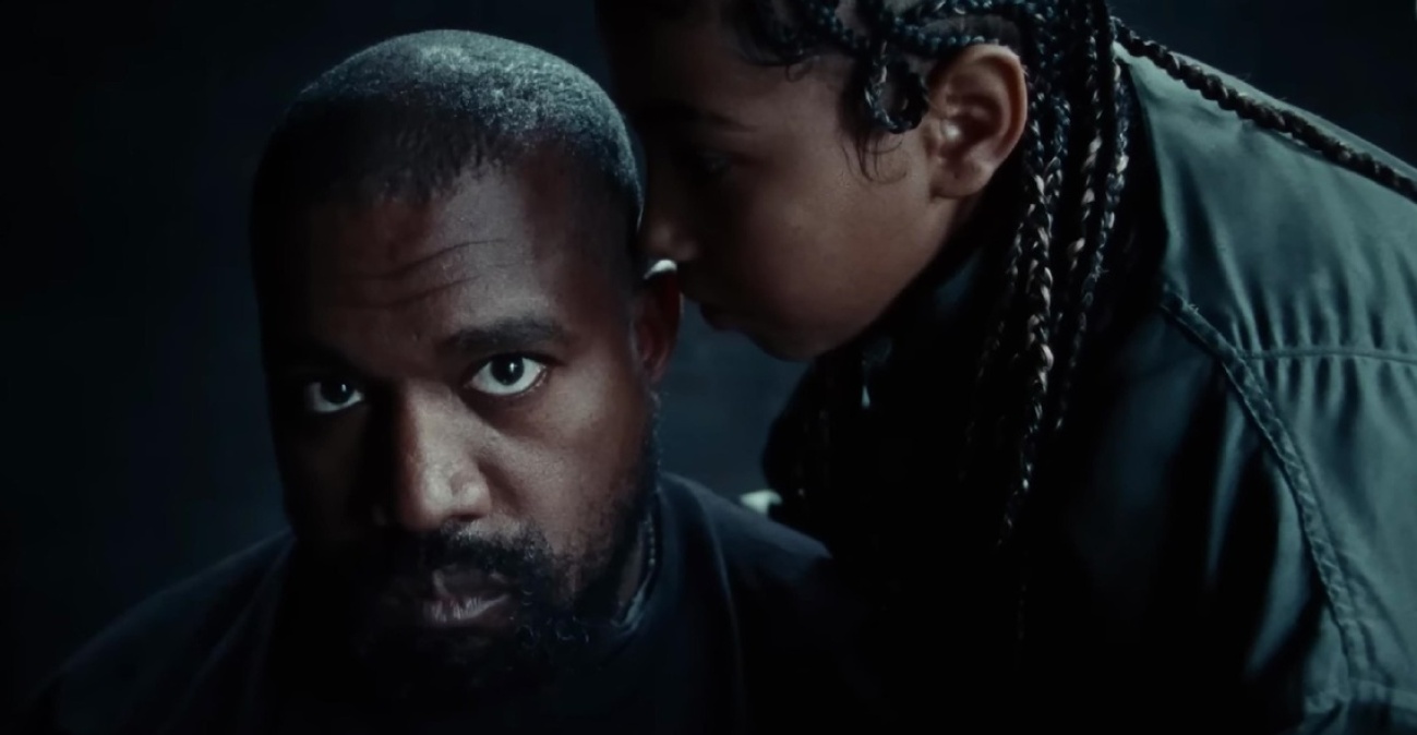 «Τη βάζει στο προσκήνιο για να δείχνει ξανά ανθρώπινος»: Αντιδράσεις για την εμφάνιση του Κάνιε Γουέστ με τη 12χρονη κόρη του