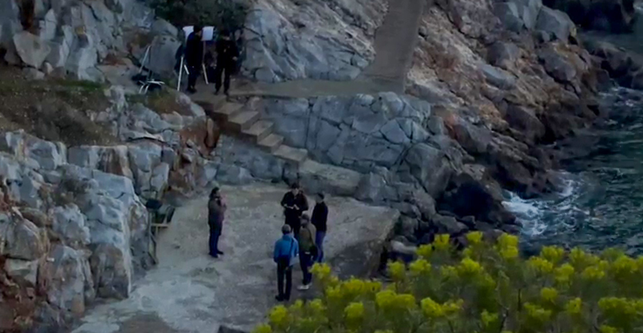 Η Ύδρα γίνεται κινηματογραφικό σκηνικό για νέα ταινία με τον Μπραντ Πιτ, στήνουν φώτα σε παραλία, δείτε βίντεο