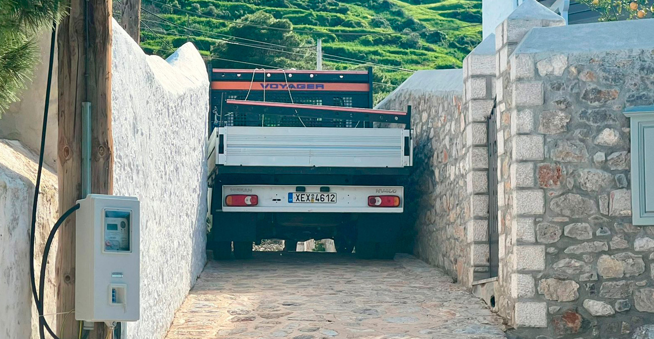 Τα φορτηγά της παραγωγής του Μπραντ Πιτ «σφηνώνουν» στα καλντερίμια της Ύδρας, δείτε βίντεο