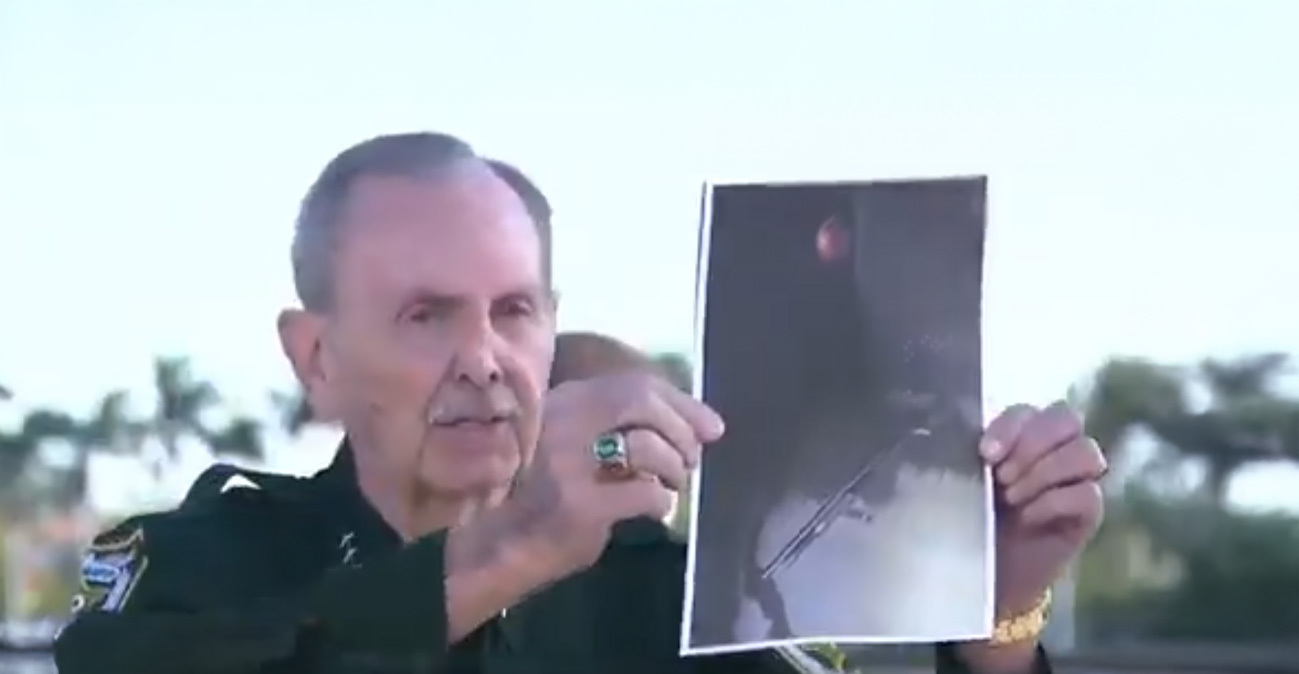 Εφοδιασμένος «με τουφέκι και μπιτόνι βενζίνης» ο άνδρας που πυροβολήθηκε και σκοτώθηκε από πράκτορες στην έπαυλη του Τραμπ