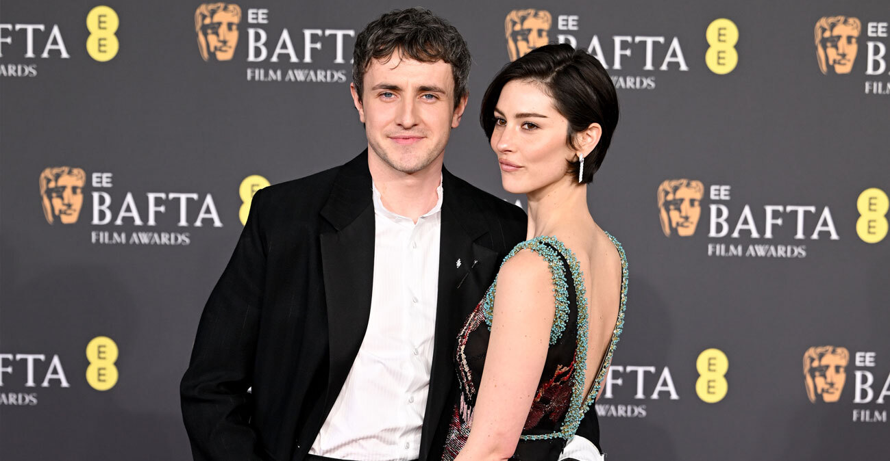 Το φιλί του Πολ Μέσκαλ με τη Γκρέισι Έιμπραμς στο στόμα στα BAFTA μετά τη νίκη του «Hamnet»