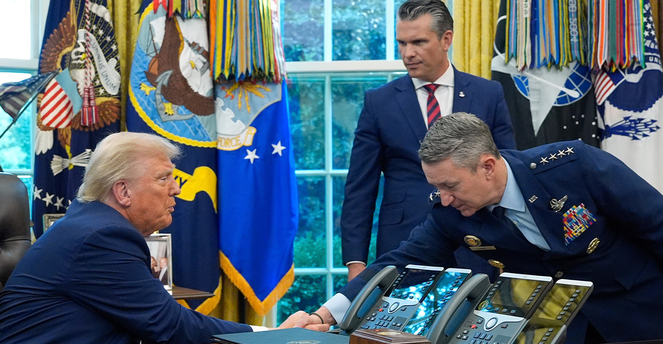 Axios: Ο στρατηγός που επηρεάζει τον Τραμπ προειδοποιεί για εμπλοκή σε μακροχρόνιο πόλεμο με το Ιράν, αν οι ΗΠΑ χτυπήσουν την Τεχεράνη