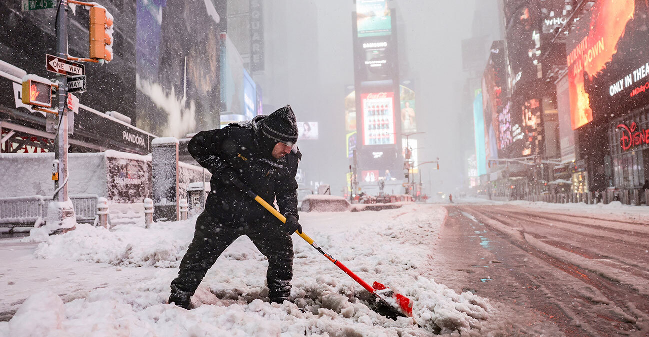 Σε κατάσταση έκτακτης ανάγκης η Νέα Υόρκη που «θάβεται» κάτω από το χιόνι, δείτε βίντεο 
