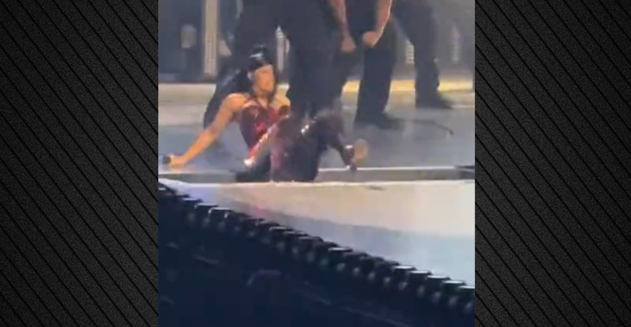 Απρόοπτο ξανά για την Cardi B: Άνοιξε καταπακτή και έπεσε στη σκηνή, δείτε βίντεο