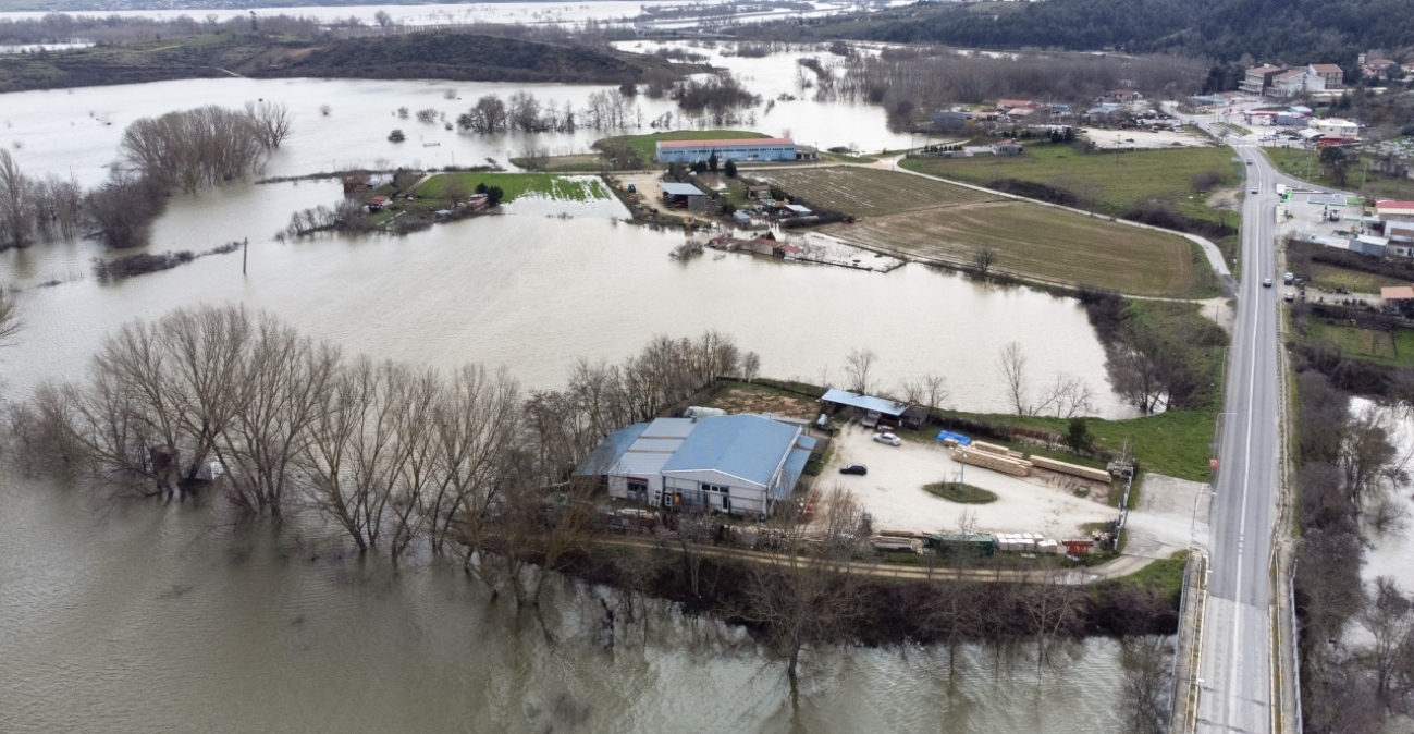 «Κόκκινος» συναγερμός μέχρι την Παρασκευή στον Έβρο, σε οριακή κατάσταση λόγω της υπερχείλισης των υδάτων του ποταμού