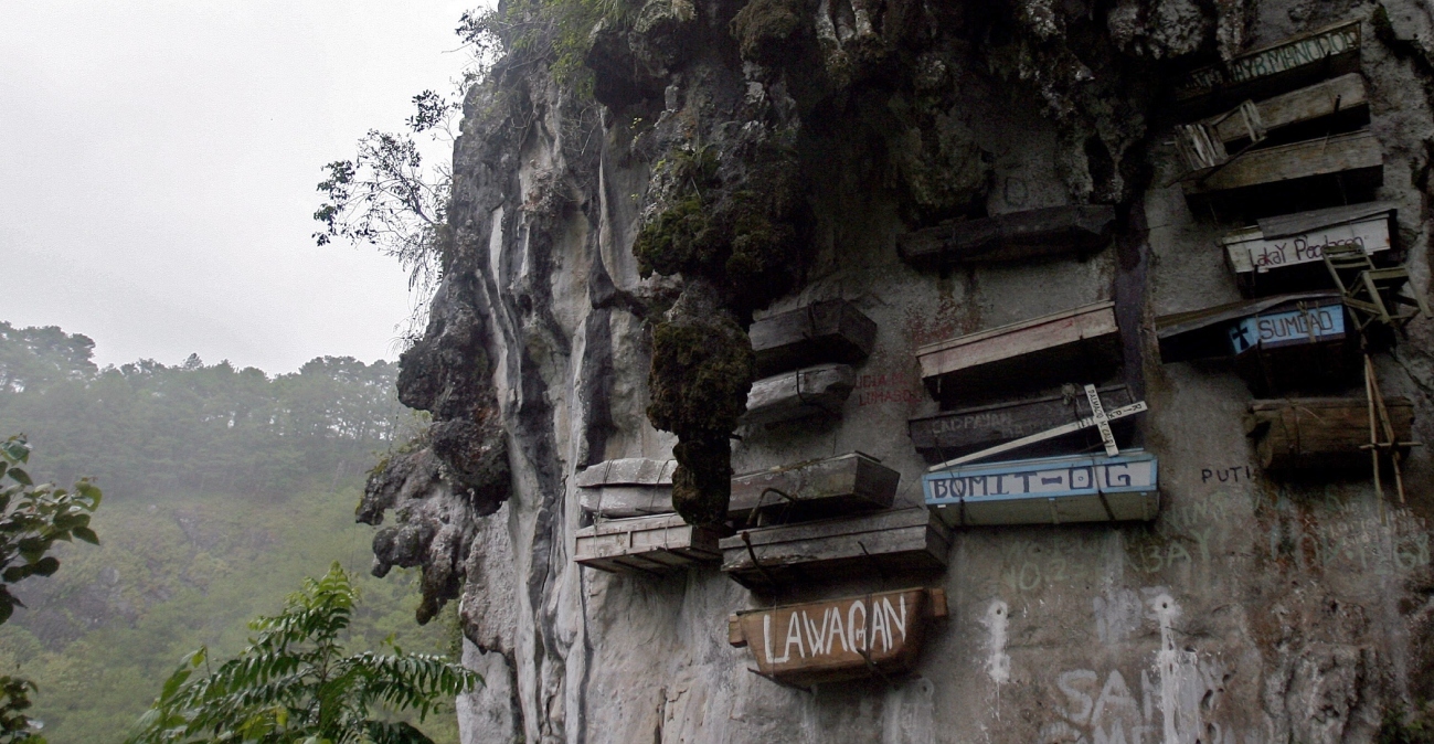 Πώς με τη βοήθεια του DNA λύθηκε το 2.000 ετών μυστήριο με τα κρεμαστά φέρετρα στην Ασία