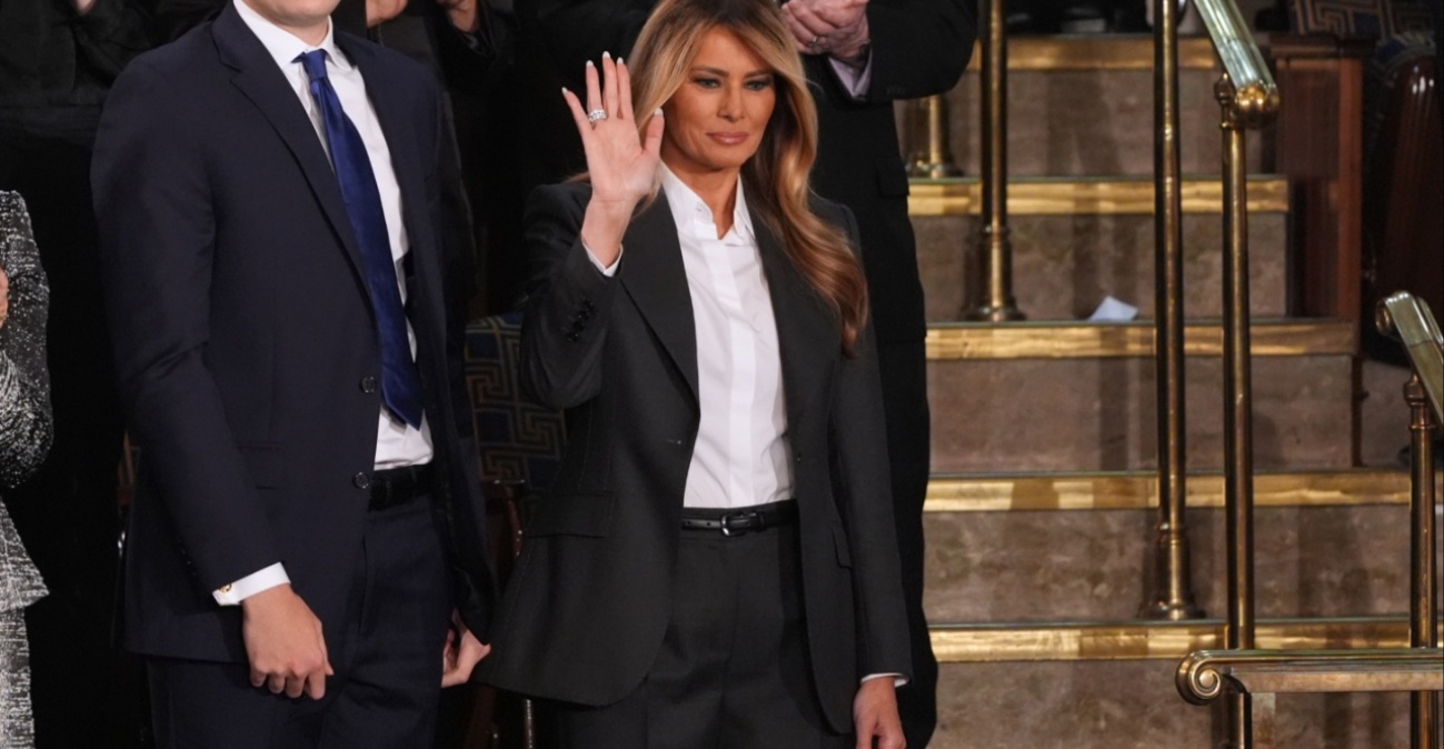 Με γκρι κοστούμι Dolce & Gabbana η Μελάνια Τραμπ στην ομιλία για την Κατάσταση της Ένωσης, δείτε βίντεο