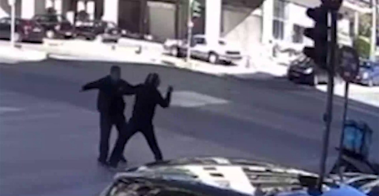 Αχαρνών: Η στιγμή του άγριου καβγά για την προτεραιότητα - Ο 41χρονος επιτέθηκε με κράνος, ο 70χρονος απάντησε με μαχαίρι