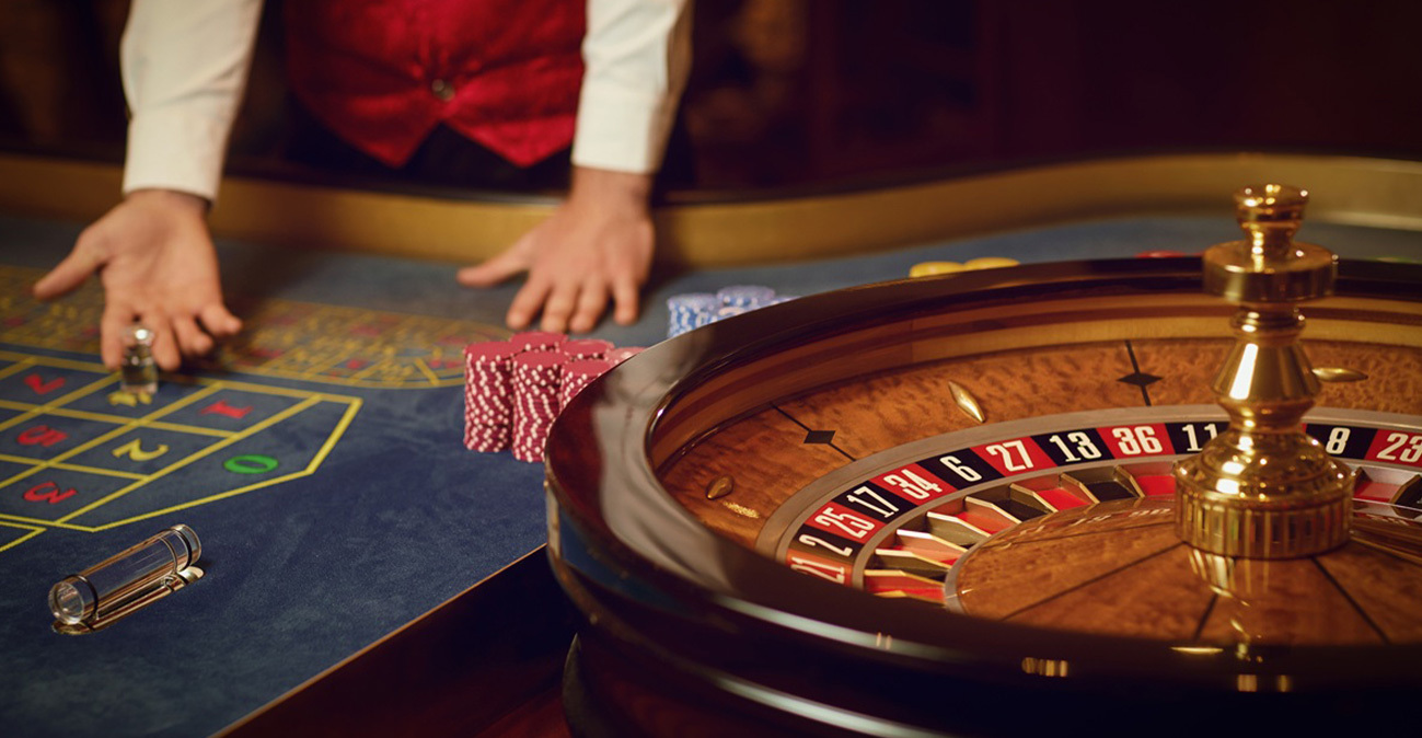 Πρόστιμα έως 800.000 ευρώ, αυτόματο «κλείδωμα» ιστοτόπων και κάθειρξη έως 10 έτη: Όλα όσα προβλέπει το νομοσχέδιο για τον παράνομο τζόγο